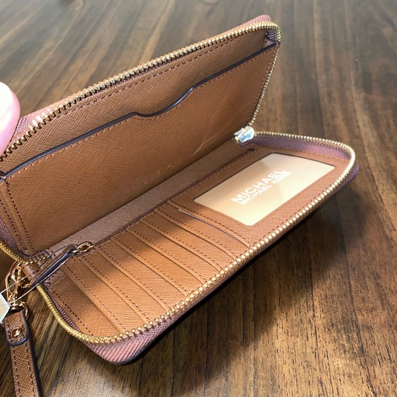 MICHAEL Michael Kors
Jet Set Large Flat Multifunction Phone Case Wallet - Picture 2 of 6